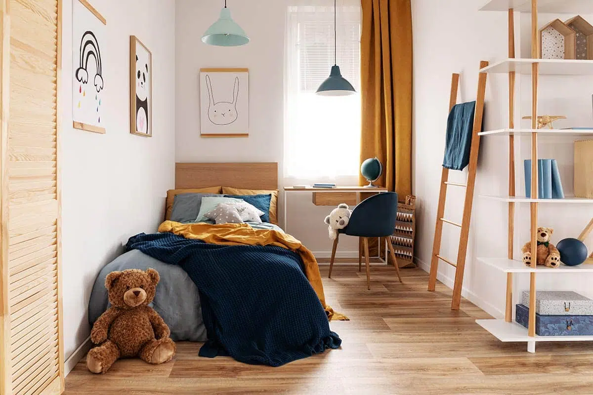 chambre spacieuse avec mobilier moderne et éclairage naturel