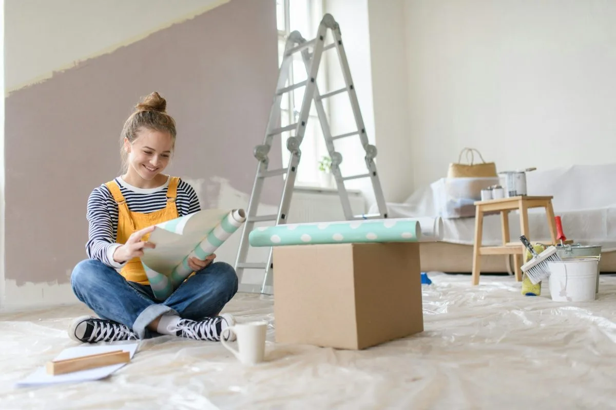 Femme souriante se reposant pendant un projet de rénovation
