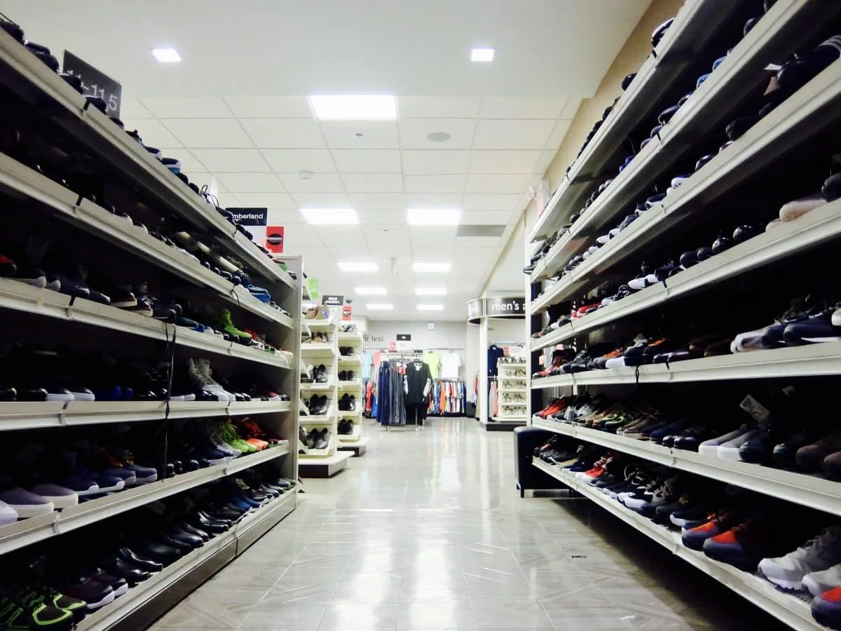 Racks d'occasion pour chaussures dans un environnement moderne et organisé