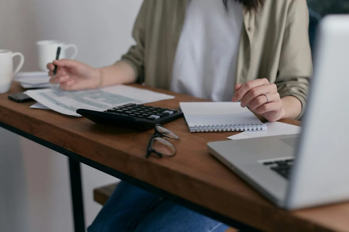 Personne examinant des documents financiers pour un crédit hypothécaire