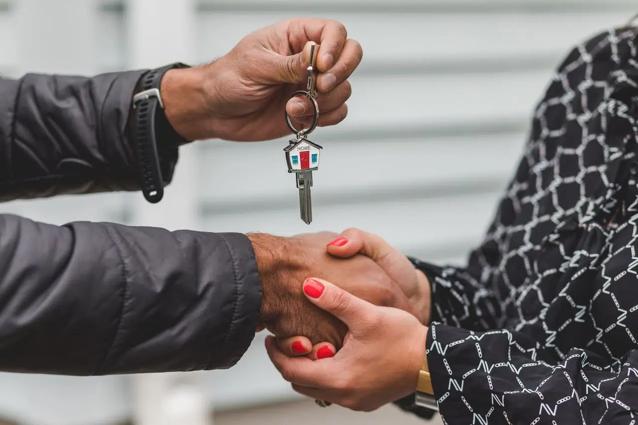Personne consultant des documents pour un investissement immobilier